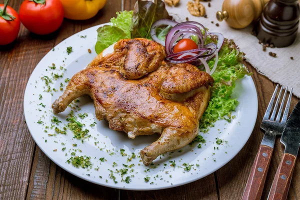 Tembakau Ayam Goreng Piring Putih Atas Meja Kayu Masakan Georgia — Stok Foto