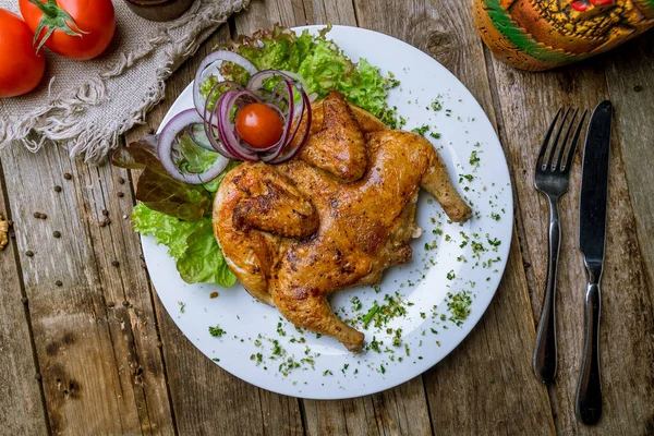 Tembakau Ayam Goreng Piring Putih Atas Meja Kayu Masakan Georgia — Stok Foto