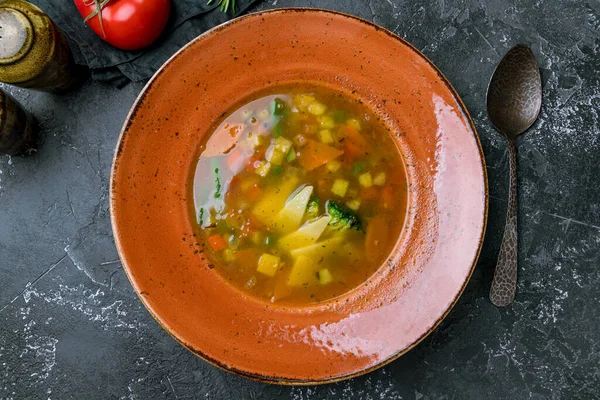 Sup Sayuran Minestrone Piring Coklat Sendok Atas Meja — Stok Foto