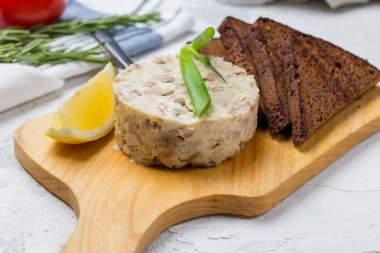 Siyah ekmekli ringa balığı.