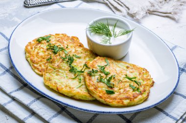 Kremalı kızarmış patates gözlemesi.