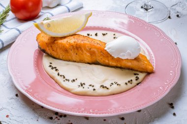 Izgarada somon bifteği