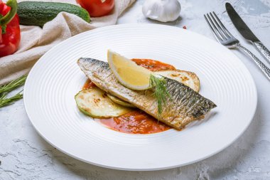 Tabakta kızarmış uskumru.