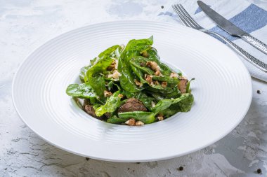 Tavuk ciğerli salata.