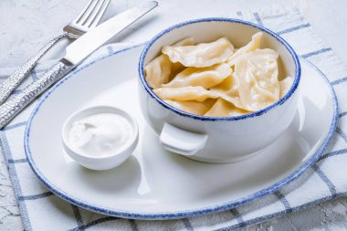 Tabakta süzme peynirli hamur tatlısı.