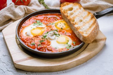 Shakshuka klasiği tahtada