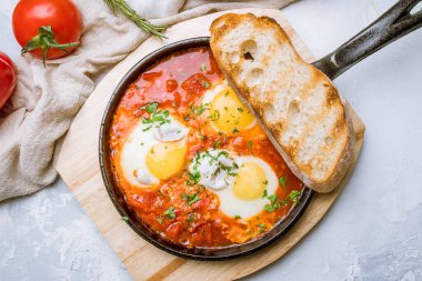 Shakshuka klasiği tahtada