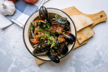 Domates soslu midyeler.