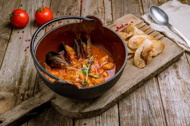 Bouillabaisse ve deniz mahsulleri.