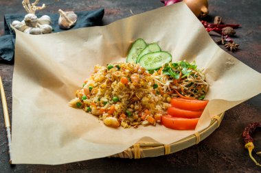 Kızarmış pilav ve deniz ürünleri.