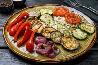 Tabakta ızgara sebzeler