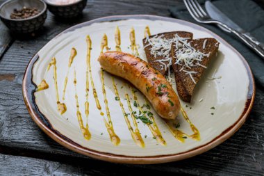 Kurulda kızarmış tavuk sosisi.