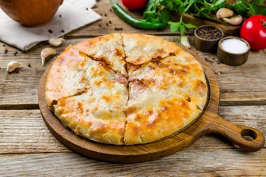 Eski ahşap masada fasulyeli khachapuri, Lobiani