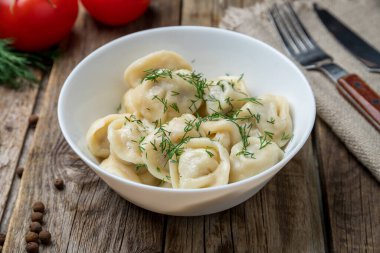 Ekşi kremalı ve otlu hamur tatlısı