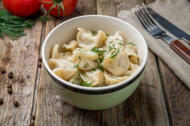 Ekşi kremalı ve otlu hamur tatlısı