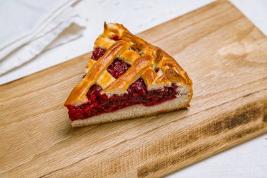 Ahududulu turta dilimi tahta masada.