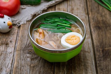 Tavuklu erişte çorbası.