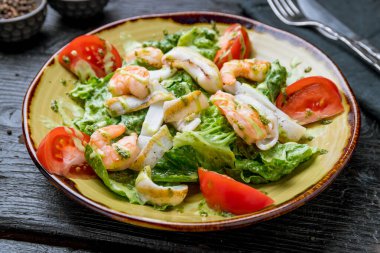 Sebzeli salata, restoran masası. 