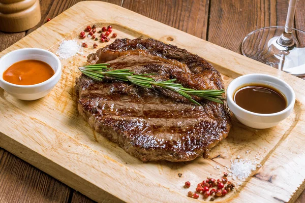 Jugoso Bistec Ribeye Bistec Con Salsas Romero Sobre Tabla Madera — Foto de Stock