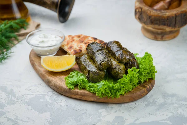 肉とドルマ ギリシャスタイルのキッチン — ストック写真
