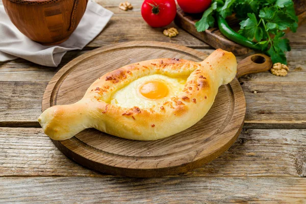 Ajara Khachapuri Γεωργιανή Κουζίνα Παλιό Ξύλινο Τραπέζι — Φωτογραφία Αρχείου