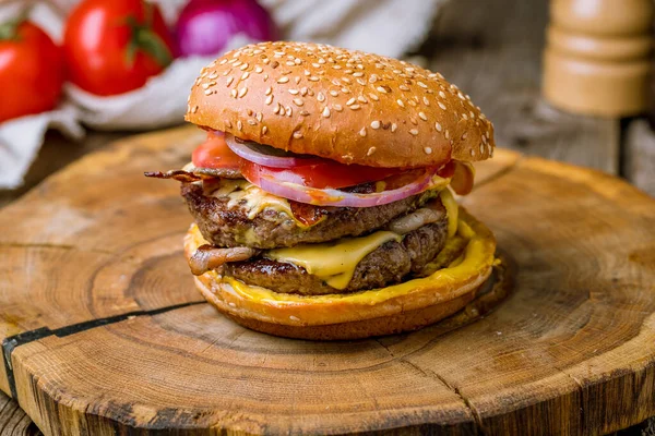 Una Hamburguesa Doble Con Cebolla Tocino Tablero — Foto de Stock