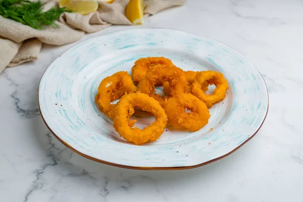 Tintenfischringe Teig Mit Sauce Auf Weißem Marmortisch — Stockfoto