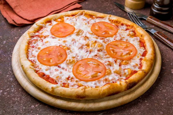 Italiensk Pizza Margherita Med Ost Och Tomater Betongbordet — Stockfoto