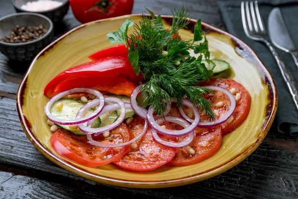 Gemüsesalat Mit Tomaten Und Gurken — Stockfoto