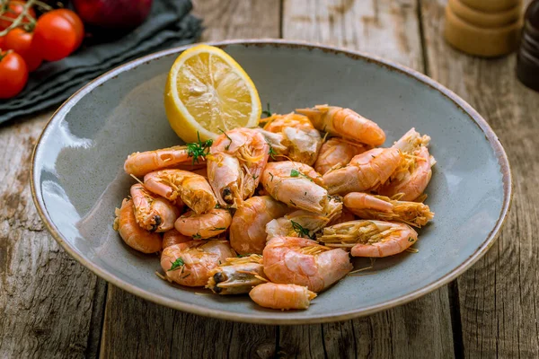 Camarones Cocidos Plato Sobre Fondo Madera — Foto de Stock