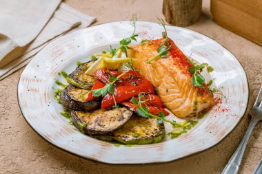 Güzel tabakta ızgarada somon bifteği