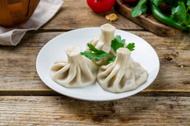 Khinkali kuzu, Gürcü mutfağı eski ahşap masada.