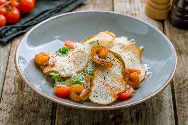 Gri tabakta karidesli salata sezarı