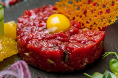 Gri beton tabakta sığır etinden tartar