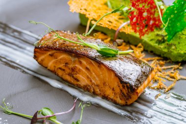 Izgarada somon bifteği