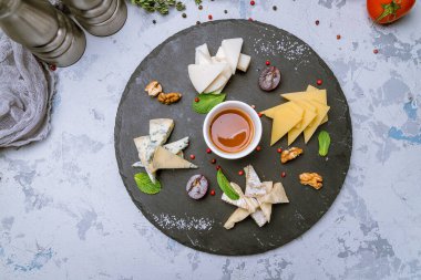 Peynir tabağı İtalyan yemeği.