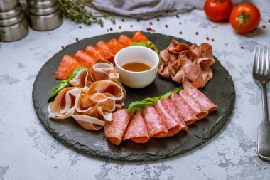 Siyah taşın üzerinde farklı etleri dilimlemek