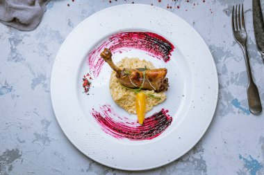 kızarmış lezzetli ördek budu tabakta mısır ve portakal dilimi 