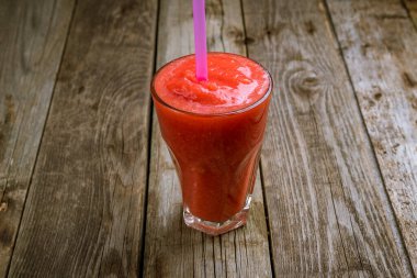 Şeffaf bardakta çilekli smoothie.