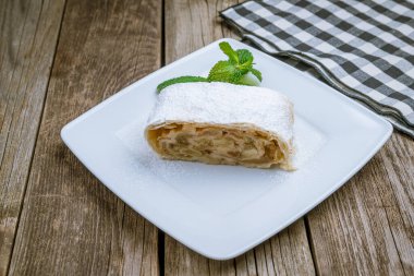 Elmalı turta beyaz tabakta.