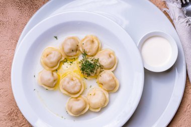 Ekşi kremalı ve otlu hamur tatlısı