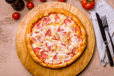 Ananaslı ve tavuklu pizza.