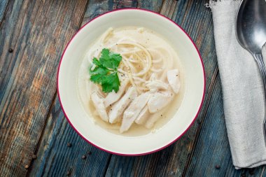 Tabakta tavuk çorbası.