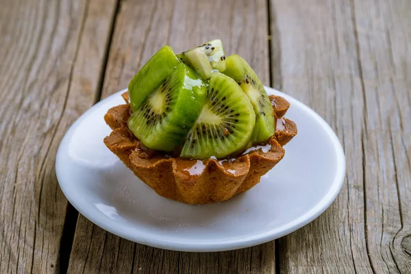 Placa Blanca Con Tartaleta Kiwi — Foto de Stock