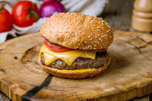 Hamburguesa Con Carne Queso Tomates Sobre Tabla Madera — Foto de Stock