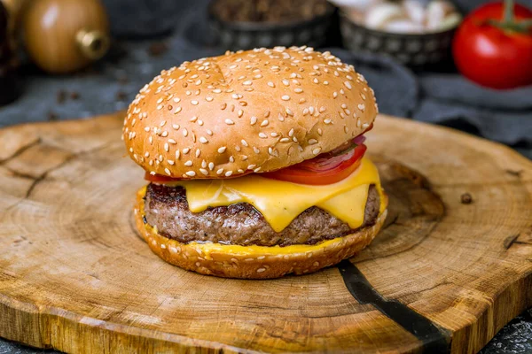 Hamburguesa Con Carne Queso Sobre Tabla Madera — Foto de Stock