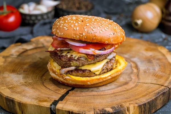 Una Hamburguesa Doble Con Queso Mesa Gris — Foto de Stock