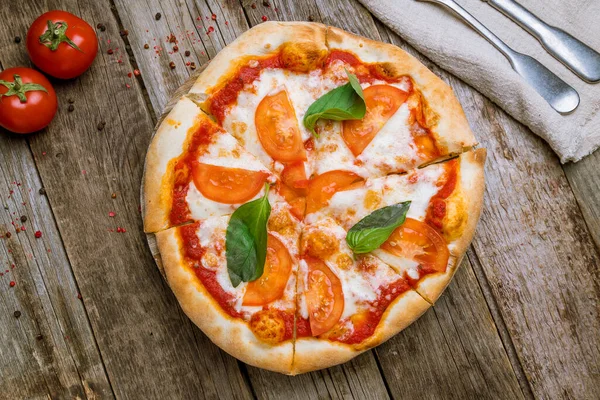 Margherita Mediterrânea Pizza Saborosa Com Tomates Vermelhos Folhas Manjericão Verde — Fotografia de Stock