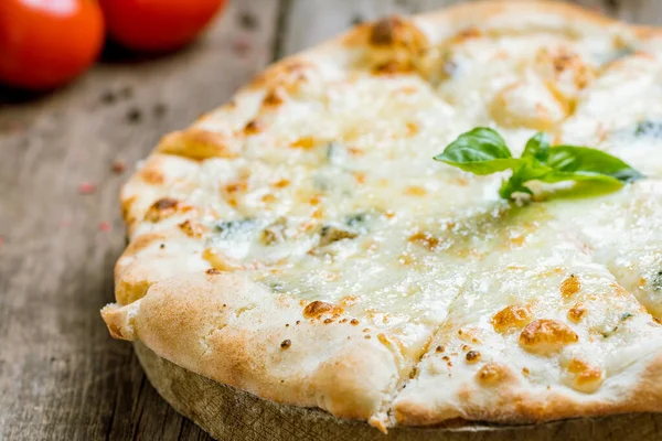 Вкусная Пицца Сыром Листьями Залога Красными Помидорами Деревянной Поверхности Стола — стоковое фото