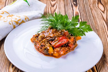 ajapsandali Gürcistan mutfağı ahşap masada.